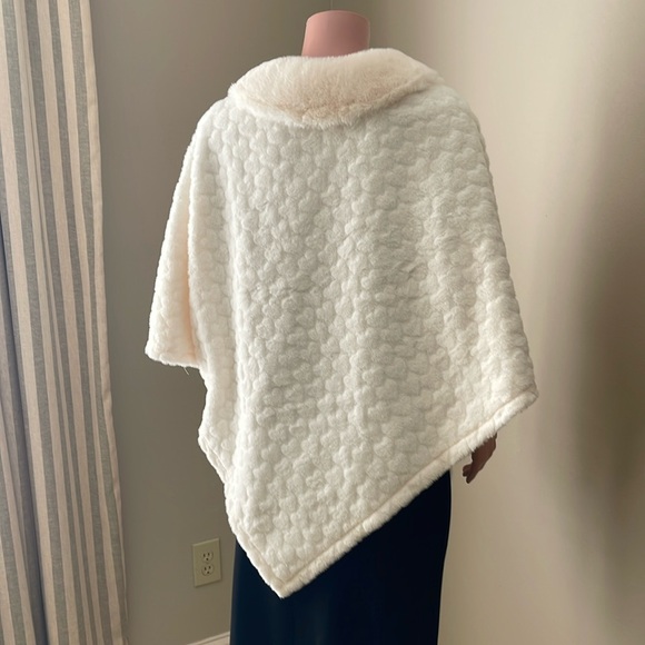 Faux fur cape in white - Picture 2 of 5